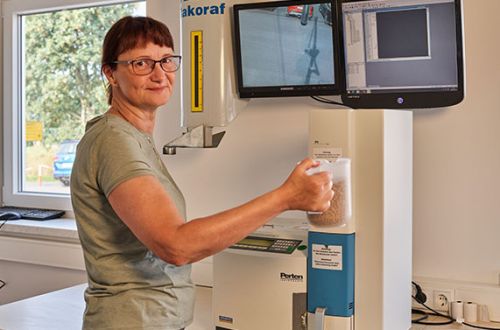 Mitarbeiterin führt Produktkontrollen durch